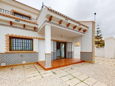 Venta Casa adosada en clevilla la-ciudad comuni San Miguel de Salinas. Con terraza 105 m²