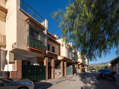 Venta Casa unifamiliar La Zubia. Con terraza 200 m²
