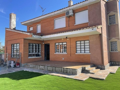 Venta Chalet Calvarrasa de Abajo. Muy buen estado plaza de aparcamiento calefacción central 250 m²