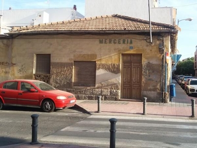 Casa con terreno en Alicante