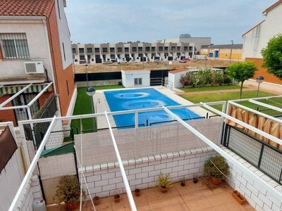 Alquiler Casa adosada en Calle Castillo de Almendral Badajoz. Plaza de aparcamiento con balcón calefacción central 300 m²