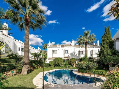 Alquiler Casa adosada Marbella. Con terraza 300 m²