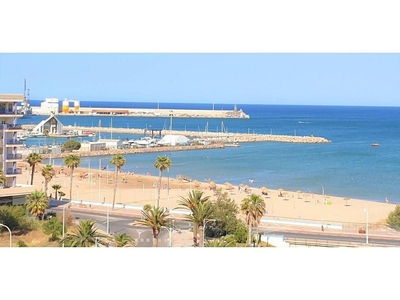 Ático en venta en Melilla de 4 habitaciones con terraza y piscina