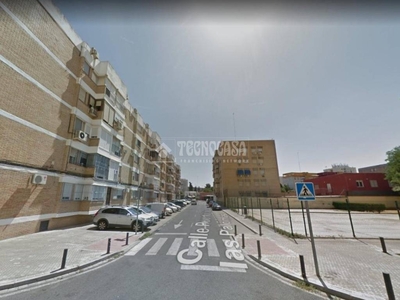 Venta Piso Sevilla. Piso de tres habitaciones Entreplanta con terraza calefacción individual