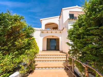 Villa con jardines, piscina e increíbles vistas al mar en Santo Tomás, Menorca