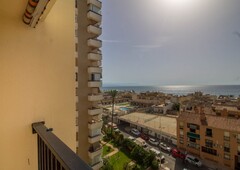 Apartamento a 100 metros de la playa de la Carihuela, con garaje, piscina y vistas al mar