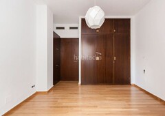 Ático con 2 habitaciones con ascensor, calefacción y aire acondicionado en Barcelona