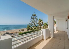 Casa pareada casa en primera línea de playa con piscina privada en Estepona