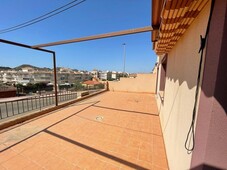 Coqueto apartamento con vistas despejadas en Los Collados con una gran terraza y pérgola