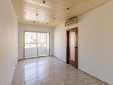 Venta Piso Santa Coloma de Gramenet. Piso de tres habitaciones en Paseo Lloren� Serra. A reformar segunda planta con terraza