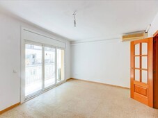 Venta Piso Vilanova i la Geltrú. Piso de tres habitaciones en Calle Fassina. Buen estado segunda planta con terraza