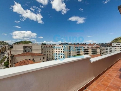 Alquiler de dúplex en calle Ategorrieta Hiribidea de 3 habitaciones con terraza y muebles