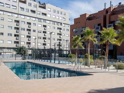 Alquiler de piso en avenida De la Ilustración de 1 habitación con piscina y garaje