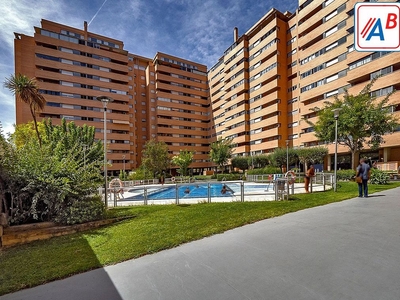 Alquiler de piso en avenida De Ramón Sainz de Varanda de 2 habitaciones con terraza y piscina