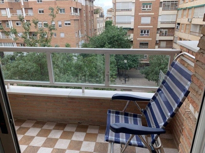 Alquiler Piso Granada. Piso de dos habitaciones en Calle San Juan de Letrán. Buen estado tercera planta con terraza calefacción individual