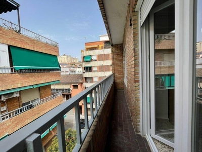Alquiler Piso Granada. Piso de tres habitaciones Cuarta planta con terraza
