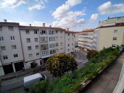 Alquiler Piso Santiago de Compostela. Piso de tres habitaciones en Avenida de Coimbra.