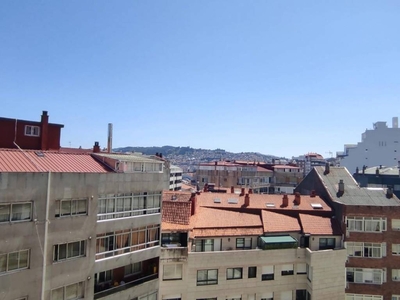 Alquiler Piso Vigo. Piso de tres habitaciones Buen estado con balcón