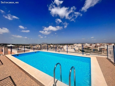 Apartamento con piscina comunitaria y solárium privado.