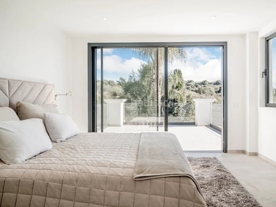 Casa con 6 habitaciones amueblada con parking, piscina, calefacción, aire acondicionado y vistas a la montaña en Marbella