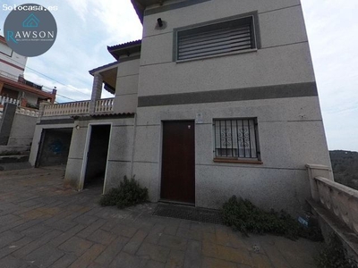 Casa independiente con 5 habitaciones, jardín y piscina en Cunit