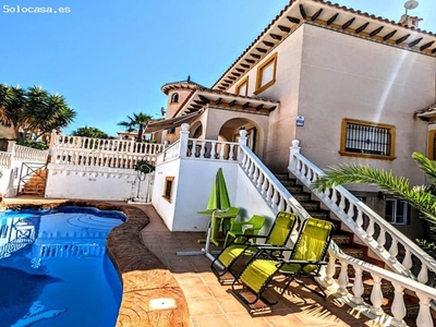 Espectacular villa independiente con piscina en La Zenia