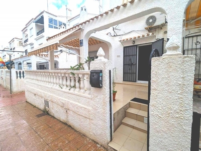 Venta Casa unifamiliar en Desiderio Rodriguez Torrevieja. Con terraza 70 m²