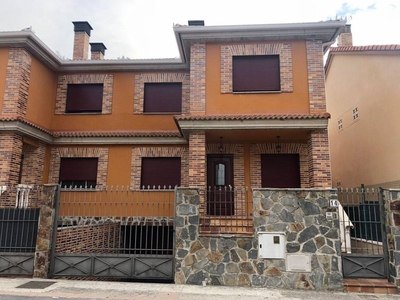 Venta Casa unifamiliar Segovia. Buen estado plaza de aparcamiento calefacción individual 220 m²