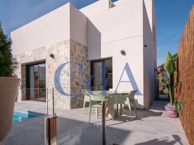 Venta Chalet en Avenida de Montezenia Orihuela. Nueva con terraza 95 m²