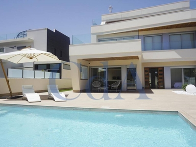 Venta Chalet en Calle Elvira Lindo Orihuela. Nueva con terraza 326 m²