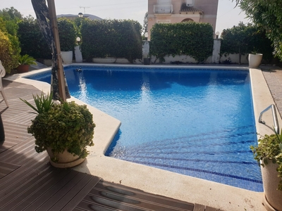 Venta de casa con piscina y terraza en La Muntanyeta-La Franquesa (El Vendrell), Oasis