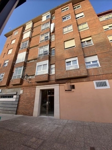 Venta de piso en calle Juan Bravo de 3 habitaciones con terraza y calefacción
