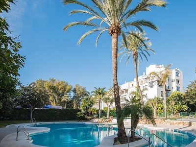 Venta de piso en Puerto Banús de 2 habitaciones con terraza y piscina