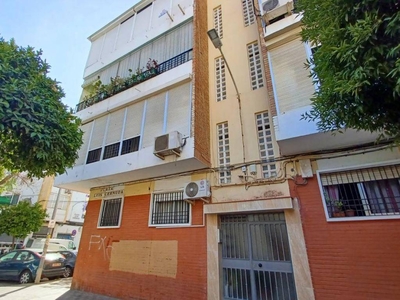 Venta Piso Sevilla. Piso de tres habitaciones en Calle LUIS CERNUDA 18. Tercera planta con balcón