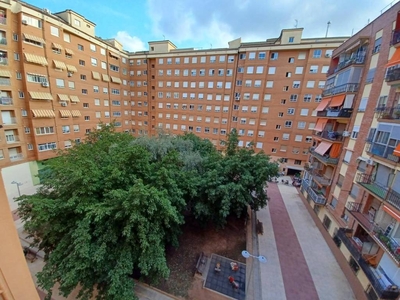 Alquiler Piso Castellón de la Plana - Castelló de la Plana. Piso de tres habitaciones en Carrer la Llosa. Cuarta planta