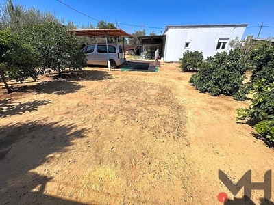 Casa con terreno en Carmona