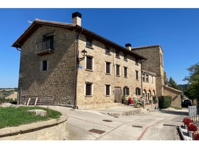 Casa de piedra en Izco con 3 viviendas independientes.