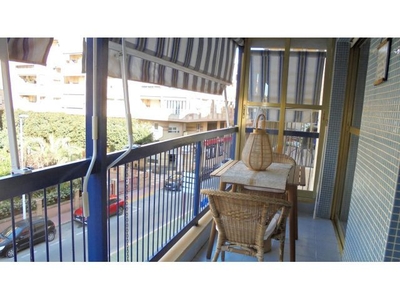 Piso 2 dormitorios centro junto playa de Levante con buena terraza y vistas despejadas.