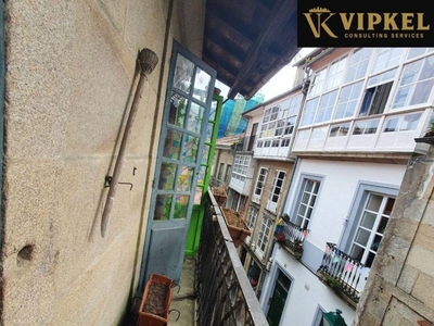Venta Casa adosada en Calle TRAVESA Santiago de Compostela. A reformar con balcón 334 m²