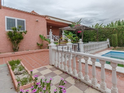 Venta de casa con piscina y terraza en Pedralba, LES MALLAES