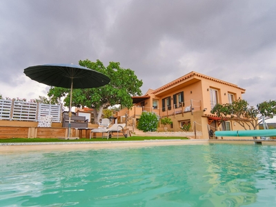Venta de casa con piscina y terraza en Vilanova i la Geltrú, Mas Sero