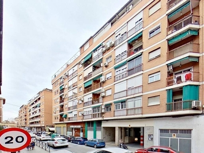 Venta Piso Granada. Piso de tres habitaciones en Santo Tomás de Villanueva. Con terraza