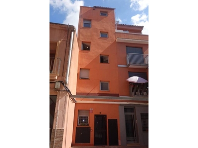 Venta Piso Mataró. Piso de dos habitaciones en Calle Prat. A reformar tercera planta con terraza