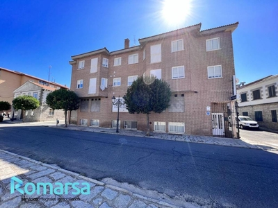 Venta Piso Navalperal de Pinares. Piso de tres habitaciones en Travesía Julio Arenillas. Segunda planta