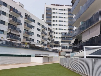 Venta Piso Sabadell. Piso de tres habitaciones Buen estado cuarta planta plaza de aparcamiento con balcón calefacción individual