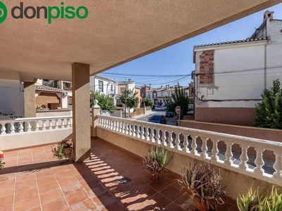 Venta Piso Vegas del Genil. Piso de tres habitaciones en de Sevilla. Primera planta con terraza