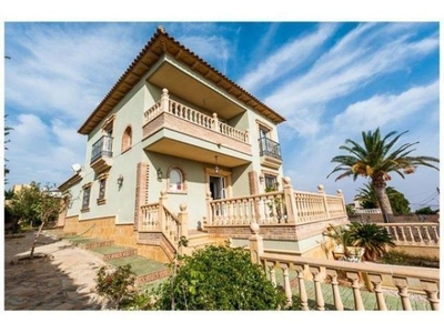 Villa en Los Balcones con 850m2 de parcela, con piscina privada y garage cerrado!!!