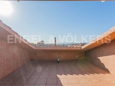 Casa adosada adosada con patio a 10 minutos de la estación en Sabadell