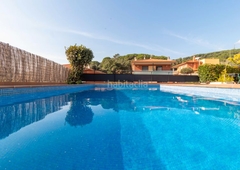 Casa pareada con 4 habitaciones con parking, piscina, calefacción, vistas al mar y vistas a la montaña en Sant Pol de Mar