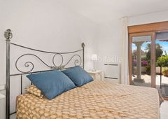 Chalet en calle ola 3 villa con excelente ubicación. 4 habitaciones, 3 baños, terrazas cubiertas y barbacoa. en Estepona